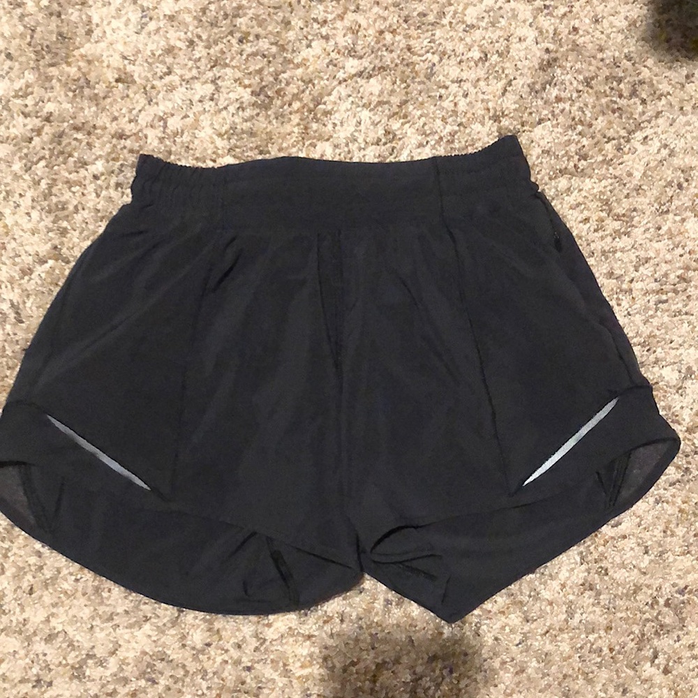 Lululemon Hotty Hot Low Rise Shorts Size 2, Inseam 4”